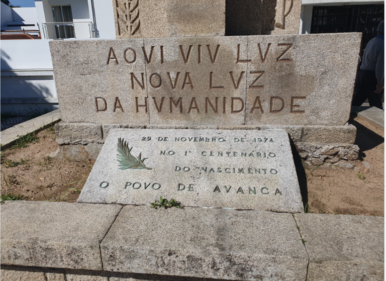 Professor Egas Moniz's statue (2).png